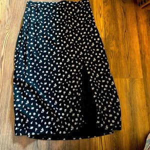 Hollister, black and white flower pattern size medium skirt.